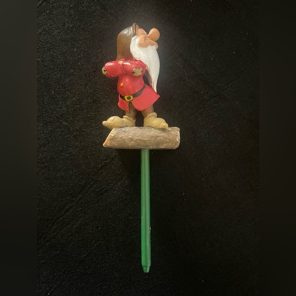 Grumpy Disney Christmas Stone Resin Garden Stake 8”H Total including Stake - Picture 2 of 6